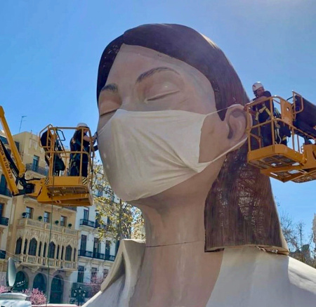 Huge statue in Valencia with anti0virus mask